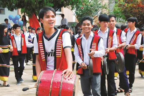 Các sinh hoạt văn hóa, thể thao của học sinh luôn được nhà trường chú trọng Các sinh hoạt văn hóa, thể thao của học sinh luôn được nhà trường chú trọng