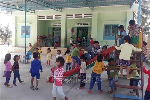 Trẻ em ở xã vùng cao Lâm Sơn (huyện Ninh Sơn, Ninh Thuận) trong giờ ra chơi. Ảnh: Nguyễn Thành – TTXVN Trẻ em ở xã vùng cao Lâm Sơn (huyện Ninh Sơn, Ninh Thuận) trong giờ ra chơi. Ảnh: Nguyễn Thành – TTXVN