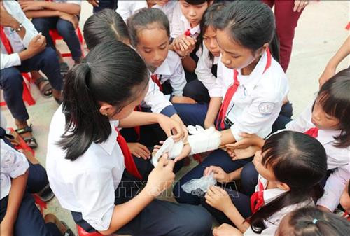 Học sinh trường THCS Hà Huy Tập (huyện Thuận Bắc, Ninh Thuận) tham gia diễn tập sơ, cấp cứu thuộc Dự án giảm nhẹ rủi ro thiên tai lấy trẻ em làm trung tâm do Unicef triển khai. Ảnh: Nguyễn Thành – TTXVN Học sinh trường THCS Hà Huy Tập (huyện Thuận Bắc, Ninh Thuận) tham gia diễn tập sơ, cấp cứu thuộc Dự án giảm nhẹ rủi ro thiên tai lấy trẻ em làm trung tâm do Unicef triển khai. Ảnh: Nguyễn Thành – TTXVN