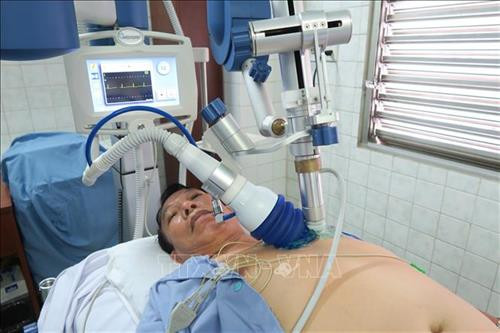 Bệnh nhân mắc bệnh động mạch vành đang được điều trị bằng kỹ thuật sóng xung kích ngoài cơ thể. Ảnh: Đinh Hằng - TTXVN