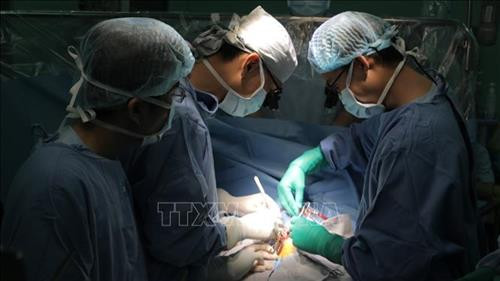 Các bác sỹ Bệnh viện Y dược Thành phố Hồ Chí Minh phẫu thuật lấy khối u tim hiếm gặp cho bệnh nhi 4 tháng tuổi. Ảnh: TTXVN phát