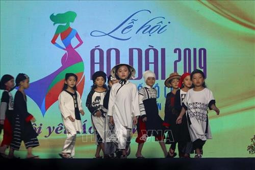 Tiết mục trình diễn áo dài thiếu nhi tại đêm bế mạc lễ hội Áo dài Thành phố Hồ Chí Minh lần 6 năm 2019. Ảnh: Thanh Vũ - TTXVN