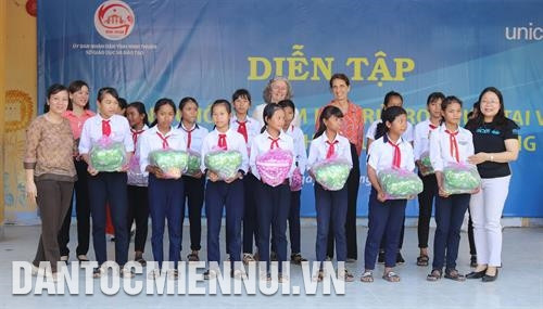 Ban tổ chức trao phần thưởng cho các em học sinh hoàn thành tốt buổi diễn tập. Ảnh: Nguyễn Thành