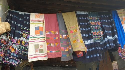 Những chiếc khăn đầy sắc màu của đồng bào dân tộc Lô Lô. Ảnh: Hoàng Hải Những chiếc khăn đầy sắc màu của đồng bào dân tộc Lô Lô. Ảnh: Hoàng Hải
