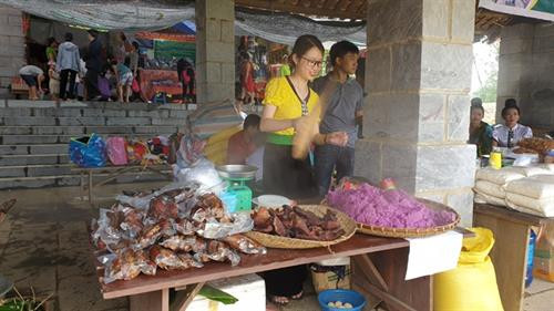Các sản vật dân tộc và món ăn truyền thống của đồng bào được giới thiệu tại phiên chợ. Ảnh: Hoàng Hải Các sản vật dân tộc và món ăn truyền thống của đồng bào được giới thiệu tại phiên chợ. Ảnh: Hoàng Hải