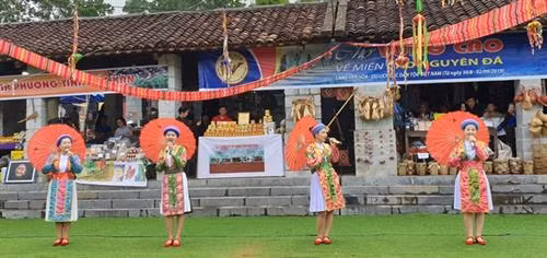 Biểu diễn những điệu múa, những bài hát truyền thống của dân tộc mình tại phiên chợ. Ảnh: Hoàng Hải