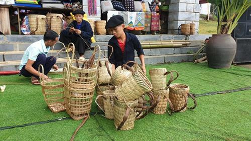 Đồng bào dân tộc Mông giới thiệu cách làm chiếc gùi. Ảnh: Hoàng Hải Đồng bào dân tộc Mông giới thiệu cách làm chiếc gùi. Ảnh: Hoàng Hải