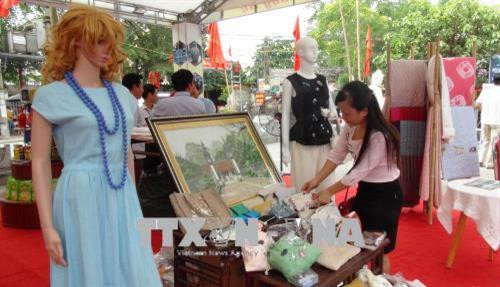 Gian hàng trưng bày sản phẩm truyền thống của Ninh Bình. Ảnh: Hải Yến - TTXVN Gian hàng trưng bày sản phẩm truyền thống của Ninh Bình. Ảnh: Hải Yến - TTXVN