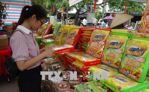 Du khách tham quan gian hàng trưng bày sản phẩm truyền thống của Ninh Bình. Ảnh: Hải Yến - TTXVN Du khách tham quan gian hàng trưng bày sản phẩm truyền thống của Ninh Bình. Ảnh: Hải Yến - TTXVN