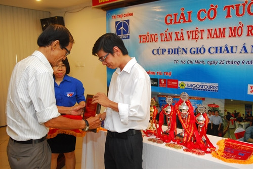 "Phong trần quái khách" Hoàng Đình Hồng trao bảng vinh danh Trịnh Quốc Trọng Nghĩa (HTV), kỳ thủ 4 lần đăng quang nội dung cá nhân giải cờ tướng TTXVN mở rộng