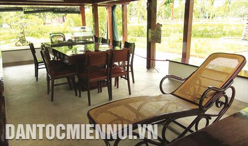 Những vật dụng quen thuộc của Bác Hồ được trưng bày trong ngôi nhà sàn này đều được làm giống như nguyên mẫu Những vật dụng quen thuộc của Bác Hồ được trưng bày trong ngôi nhà sàn này đều được làm giống như nguyên mẫu