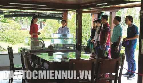 Tới thăm quan mô hình Nhà sàn Bác Hồ, du khách có thể cảm nhận và hình dung được cuộc sống giản dị mà cao đẹp của Người qua góc bàn làm việc, bàn họp, căn phòng ngủ, chiếc ghế ngồi… Tới thăm quan mô hình Nhà sàn Bác Hồ, du khách có thể cảm nhận và hình dung được cuộc sống giản dị mà cao đẹp của Người qua góc bàn làm việc, bàn họp, căn phòng ngủ, chiếc ghế ngồi…