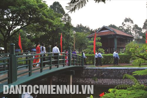 Khách thăm quan mô hình Nhà sàn Bác Hồ Khách thăm quan mô hình Nhà sàn Bác Hồ