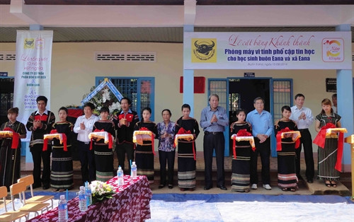 Trường Tiểu học Lê Hồng Phong xã Ea Na được trang bị máy vi tính phổ cập tin học cho học sinh. Trường Tiểu học Lê Hồng Phong xã Ea Na được trang bị máy vi tính phổ cập tin học cho học sinh.