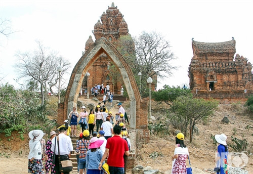 Cụm tháp Hòa Lai gồm tháp Bắc và tháp Nam thuộc địa bàn xã Bắc Phong,Thuận Bắc. Tháp Bắc có kiến trúc khối vuông vững chải với nhiều họa tiết đặc sắc. Tháp Nam mặt tường gạch chạm khắc hoa văn nhưng ở dạng phác thảo. Cấu trúc xây dựng tháp Hòa Lai gồm có ba tầng vững chải. Những mảng điêu khắc hình tượng người và chim Garuda. Họa tiết hoa văn đặc sắc của tháp Hòa Lai. Cửa vào tháp Hòa Lai được mở về hướng Đông. Toàn cảnh cụm tháp Pô Klong Garai thuộc địa bàn phường Đô Vinh. Họa tiết hoa văn và tượng thần trang trí trên các góc tháp. Tháp Pô Klong Garai vào dịp lễ hội Ka tê hàng năm. Du khách tham quan, chụp ảnh lưu niệm tại tháp Pô Klong Garai.
