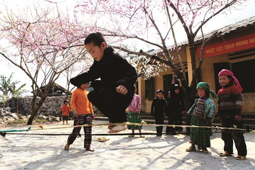 Trẻ em vùng cao chơi các trò chơi dân gian trong ngày Tết cổ truyền dân tộc. Ảnh: TTXVN Trẻ em vùng cao chơi các trò chơi dân gian trong ngày Tết cổ truyền dân tộc. Ảnh: TTXVN