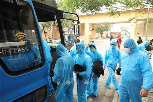 Lực lượng cán bộ y tế lên xe về địa điểm công tác. Ảnh: Hoàng Hùng - TTXVN Lực lượng cán bộ y tế lên xe về địa điểm công tác. Ảnh: Hoàng Hùng - TTXVN