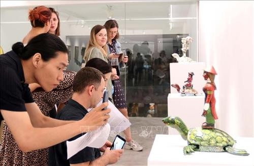 Khán giả tham quan triển lãm “Giao điểm thảm họa”. Ảnh: Thanh Vũ - TTXVN Khán giả tham quan triển lãm “Giao điểm thảm họa”. Ảnh: Thanh Vũ - TTXVN