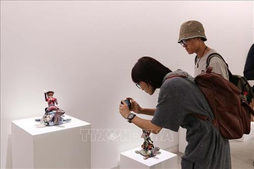 Khán giả tham quan triển lãm “Giao điểm thảm họa”. Ảnh: Thanh Vũ - TTXVN Khán giả tham quan triển lãm “Giao điểm thảm họa”. Ảnh: Thanh Vũ - TTXVN