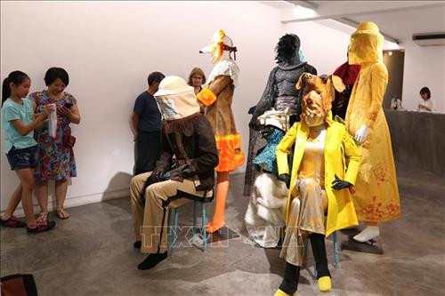 Khán giả tham quan triển lãm “Giao điểm thảm họa”. Ảnh: Thanh Vũ - TTXVN Khán giả tham quan triển lãm “Giao điểm thảm họa”. Ảnh: Thanh Vũ - TTXVN