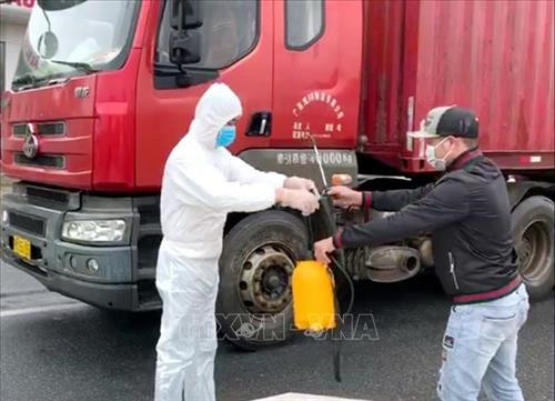 Lái xe được khử trùng, vệ sinh an toàn. Ảnh: Văn Đức-TTXVN Lái xe được khử trùng, vệ sinh an toàn. Ảnh: Văn Đức-TTXVN