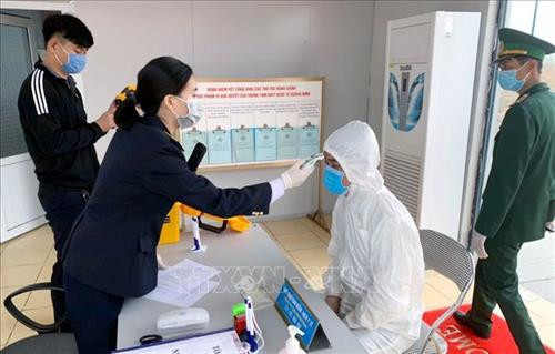 Lái xe làm thủ tục kiểm tra y tế tại điểm thông quan. Ảnh: TTXVN Lái xe làm thủ tục kiểm tra y tế tại điểm thông quan. Ảnh: TTXVN