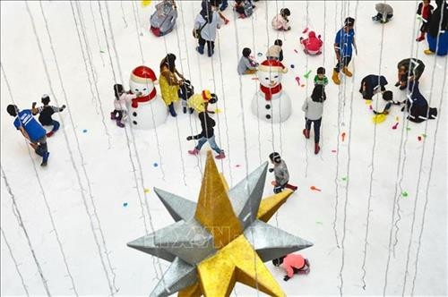 Trẻ em vui chơi mừng đón lễ Giáng sinh tại Singapore. Ảnh: THX/TTXVN Người dân tham gia cuộc thi chạy Ông già Noel tại Vilnius, Litsva. Ảnh: THX/TTXVN Hát mừng lễ Giáng Sinh tại Nhà thờ Frankfurt, Đức. Ảnh: THX/TTXVN Thợ lặn trong trang phục Ông già Noel chào đón du khách tới Công viên Thủy cung ở Manila, Philippines trong dịp lễ Giáng Sinh. Ảnh: THX/TTXVN Thắp sáng cây thông Noel tại Yangon, Myanmar. Ảnh: THX/TTXVN Thắp sáng cây thông Noel chào đón Giáng Sinh và Năm Mới tại quảng trường ở Yerevan, Armenia. Ảnh: THX/TTXVN Hàng trăm người trong trang phục ông già Noel tham gia lễ hội SantaCon chào đón Giáng Sinh ở New York, Mỹ. Ảnh: THX/TTXVN Một gia đình mua sắm chuẩn bị lễ Giáng Sinh tại Houston, Mỹ. Ảnh: THX/TTXVN Người dân Tây Ban Nha mừng đón Giáng Sinh tại quảng trường Landmark Puerta del Sol ở Madrid. Ảnh: THX/TTXVN Trẻ em vui chơi tại công viên tuyết nhân tạo trong dịp lễ Giáng Sinh ở tỉnh Banten, Indonesia. Ảnh: THX/TTXVN Trang trí chuẩn bị cho lễ Giáng Sinh tại thủ đô Baghdad, Iraq. Ảnh: THX/TTXVN Mua sắm chuẩn bị cho lễ Giáng Sinh tại thủ đô Baghdad, Iraq. Ảnh: THX/TTXVN Người dân Malaysia tham quan triển lãm "Disney- Giấc mơ Giáng sinh" tại thủ đô Kuala Lumpur. Ảnh: THX/TTXVN Người dân mua sắm chuẩn bị cho Lễ Giáng Sinh tại Bangalore, Ấn Độ. Ảnh: THX/TTXVN Thắp sáng cây thông Noel khổng lồ tại Quảng trường Azneft ở Baku, Azerbaijan. Ảnh: THX/TTXVN Trẻ em Hàn Quốc vui chơi mừng đón lễ Giáng Sinh tại làng Ông già Noel ở Gyeongsangbuk-do. Ảnh: THX/TTXVN Các loại bánh cho Lễ Giáng sinh được bày bán tại Làng Ông già Noel ở Gyeongsangbuk-do, Hàn Quốc. Ảnh: THX/TTXVN Người dân Hàn Quốc chào đón Giáng Sinh tại làng Ông già Noel ở Gyeongsangbuk-do. Ảnh: THX/TTXVN Người dân Syria mừng đón Giáng Sinh tại thủ đô Damascus. Ảnh: THX/TTXVN Trẻ em vui chơi mừng đón lễ Giáng sinh tại Singapore. Ảnh: THX/TTXVN Người dân tham gia cuộc thi chạy Ông già Noel tại Vilnius, Litsva. Ảnh: THX/TTXVN Hát mừng lễ Giáng Sinh tại Nhà thờ Frankfurt, Đức. Ảnh: THX/TTXVN Thợ lặn trong trang phục Ông già Noel chào đón du khách tới Công viên Thủy cung ở Manila, Philippines trong dịp lễ Giáng Sinh. Ảnh: THX/TTXVN Thắp sáng cây thông Noel tại Yangon, Myanmar. Ảnh: THX/TTXVN Thắp sáng cây thông Noel chào đón Giáng Sinh và Năm Mới tại quảng trường ở Yerevan, Armenia. Ảnh: THX/TTXVN Hàng trăm người trong trang phục ông già Noel tham gia lễ hội SantaCon chào đón Giáng Sinh ở New York, Mỹ. Ảnh: THX/TTXVN Một gia đình mua sắm chuẩn bị lễ Giáng Sinh tại Houston, Mỹ. Ảnh: THX/TTXVN Người dân Tây Ban Nha mừng đón Giáng Sinh tại quảng trường Landmark Puerta del Sol ở Madrid. Ảnh: THX/TTXVN Trẻ em vui chơi tại công viên tuyết nhân tạo trong dịp lễ Giáng Sinh ở tỉnh Banten, Indonesia. Ảnh: THX/TTXVN Trang trí chuẩn bị cho lễ Giáng Sinh tại thủ đô Baghdad, Iraq. Ảnh: THX/TTXVN Mua sắm chuẩn bị cho lễ Giáng Sinh tại thủ đô Baghdad, Iraq. Ảnh: THX/TTXVN Người dân Malaysia tham quan triển lãm "Disney- Giấc mơ Giáng sinh" tại thủ đô Kuala Lumpur. Ảnh: THX/TTXVN Người dân mua sắm chuẩn bị cho Lễ Giáng Sinh tại Bangalore, Ấn Độ. Ảnh: THX/TTXVN Thắp sáng cây thông Noel khổng lồ tại Quảng trường Azneft ở Baku, Azerbaijan. Ảnh: THX/TTXVN Trẻ em Hàn Quốc vui chơi mừng đón lễ Giáng Sinh tại làng Ông già Noel ở Gyeongsangbuk-do. Ảnh: THX/TTXVN Các loại bánh cho Lễ Giáng sinh được bày bán tại Làng Ông già Noel ở Gyeongsangbuk-do, Hàn Quốc. Ảnh: THX/TTXVN Người dân Hàn Quốc chào đón Giáng Sinh tại làng Ông già Noel ở Gyeongsangbuk-do. Ảnh: THX/TTXVN Người dân Syria mừng đón Giáng Sinh tại thủ đô Damascus. Ảnh: THX/TTXVN