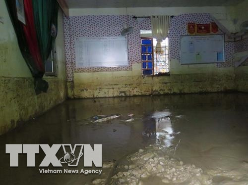 Một phòng học tại trường mầm non Tân Lang, huyện Phù Yên bị ngập bùn đất. Ảnh: Hữu Quyết – TTXVN Một phòng học tại trường mầm non Tân Lang, huyện Phù Yên bị ngập bùn đất. Ảnh: Hữu Quyết – TTXVN