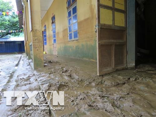 Trường mầm non Tân Lang, huyện Phù Yên bị ngập bùn đất. Ảnh: Hữu Quyết – TTXVN Trường mầm non Tân Lang, huyện Phù Yên bị ngập bùn đất. Ảnh: Hữu Quyết – TTXVN