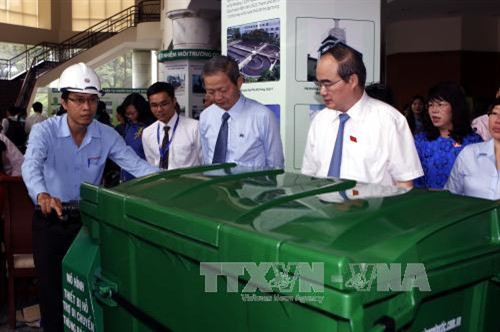 Bí thư Thành ủy thành phố Hồ Chí Minh Nguyễn Thiện Nhân thăm các gian hàng Triển lãm tại kỳ họp. Ảnh: Hoàng Hải-TTXVN Bí thư Thành ủy thành phố Hồ Chí Minh Nguyễn Thiện Nhân thăm các gian hàng Triển lãm tại kỳ họp. Ảnh: Hoàng Hải-TTXVN