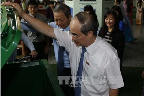 Bí thư Thành ủy thành phố Hồ Chí Minh Nguyễn Thiện Nhân thăm các gian hàng Triển lãm tại kỳ họp. Ảnh: Hoàng Hải-TTXVN Bí thư Thành ủy thành phố Hồ Chí Minh Nguyễn Thiện Nhân thăm các gian hàng Triển lãm tại kỳ họp. Ảnh: Hoàng Hải-TTXVN