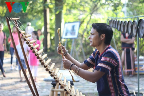 Kaly Trần biểu diễn tại Làng Văn hóa - Du lịch các dân tộc Việt Nam (Hà Nội)