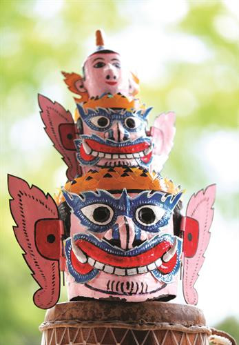 Để làm nên chiếc mão hay mặt nạ, các nghệ nhân thường bồi đắp vải hoặc giấy lên một khuôn đúc sẵn bằng đất sét hoặc xi măng