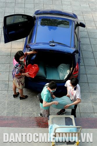 Những chuyến gạo được người dân mang đến chung tay làm từ thiện.