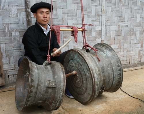 Trước khi vào lễ chính, trưởng họ mời thầy cúng tiền hành lễ trình tổ tiên với nghi thức cắt tiết gà Thầy cúng làm lễ báo cáo và mời tổ tiên về dự lễ và hưởng lễ vật con cháu dâng lên Điểm độc đáo trong trong nghi lễ này là những nam thanh niên khỏe mạnh buộc cỏ cây hoa lên lên người hóa trang thành Ma Cỏ để nhảy múa. Trống đồng là nhạc cụ duy nhất trong lễ cúng tổ tiên của người Lô Lô Các cô gái múa nghi lễ cùng Ma Cỏ theo nhịp trống đồng rộn rã tại bãi đất trống trước nhà giữa các phần cúng của thầy cúng Nghi lễ kết thúc, người trong gia đình đi mời rượu những người tham gia Trước khi vào lễ chính, trưởng họ mời thầy cúng tiền hành lễ trình tổ tiên với nghi thức cắt tiết gà Thầy cúng làm lễ báo cáo và mời tổ tiên về dự lễ và hưởng lễ vật con cháu dâng lên Điểm độc đáo trong trong nghi lễ này là những nam thanh niên khỏe mạnh buộc cỏ cây hoa lên lên người hóa trang thành Ma Cỏ để nhảy múa. Trống đồng là nhạc cụ duy nhất trong lễ cúng tổ tiên của người Lô Lô Các cô gái múa nghi lễ cùng Ma Cỏ theo nhịp trống đồng rộn rã tại bãi đất trống trước nhà giữa các phần cúng của thầy cúng Nghi lễ kết thúc, người trong gia đình đi mời rượu những người tham gia