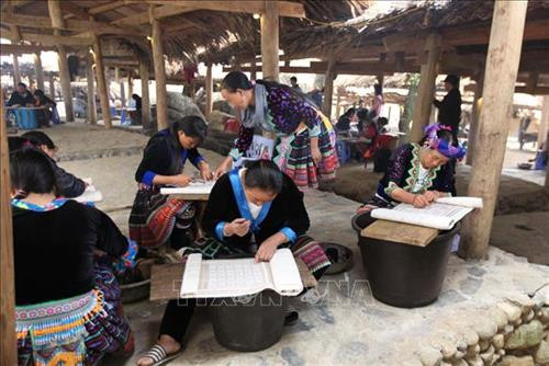 Lớp học kỹ thuật vẽ hoa văn trên vải bằng sáp ong. Ảnh: Quý Trung - TTXVN Lớp học kỹ thuật vẽ hoa văn trên vải bằng sáp ong. Ảnh: Quý Trung - TTXVN