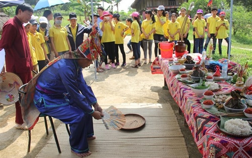 Thày mo tiến hành nghi thức cúng trước mâm lễ với 1 chiếc quạt