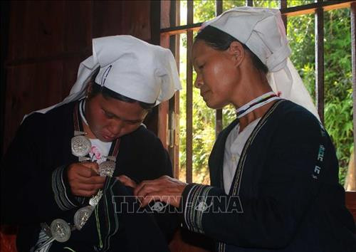 Nghề thêu dệt thổ cẩm được người Dao Tiền giữ gìn từ thế hệ này sang thế hệ khác. Ảnh: Chu Hiệu - TTXVN Nghề thêu dệt thổ cẩm được người Dao Tiền giữ gìn từ thế hệ này sang thế hệ khác. Ảnh: Chu Hiệu - TTXVN