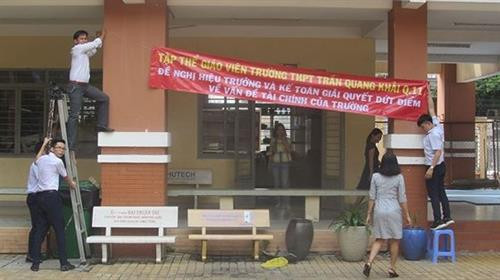 Giáo viên treo băng rôn yêu cầu lãnh đạo đơn vị giải quyết dứt điểm vấn đề tài chính vào chiều 11/5. Ảnh: sggp.org.vn