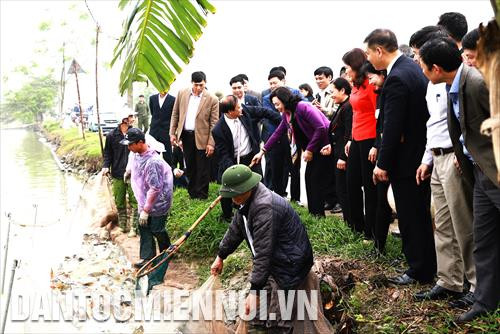 Phó Bí thư Thường trực Thành ủy Hà Nội Ngô Thị Thanh Hằng thăm hạ tầng nông thôn và mô hình nuôi trồng thủy sản sạch tại xã Trầm Lộng.