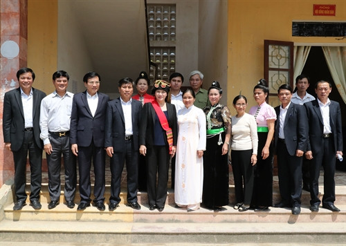 Chủ tịch Quốc hội Nguyễn Thị Kim Ngân chụp ảnh lưu niệm với cán bộ và nhân dân xã Noong Hẹt, huyện Điện Biên. Ảnh: Trọng Đức – TTXVN