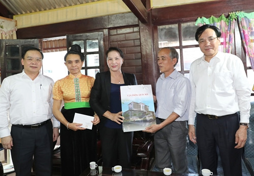 Chủ tịch Quốc hội Nguyễn Thị Kim Ngân thăm và tặng quà gia đình ông Tòng Văn Long ở bản Khe Chít, thành phố Điện Biên Phủ. Ảnh: Trọng Đức - TTXVN