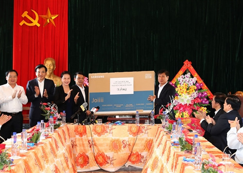 Chủ tịch Quốc hội Nguyễn Thị Kim Ngân tặng quà cán bộ và nhân dân xã Noong Hẹt, huyện Điện Biên. Ảnh: Trọng Đức – TTXVN