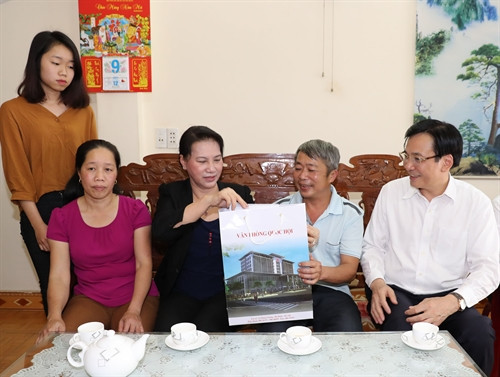 Chủ tịch Quốc hội Nguyễn Thị Kim Ngân thăm và tặng quà gia đình ông Lò Việt Hùng ở tổ dân phố số 4, phường Long Bua, thành phố Điện Biên Phủ. Ảnh: Trọng Đức – TTXVN