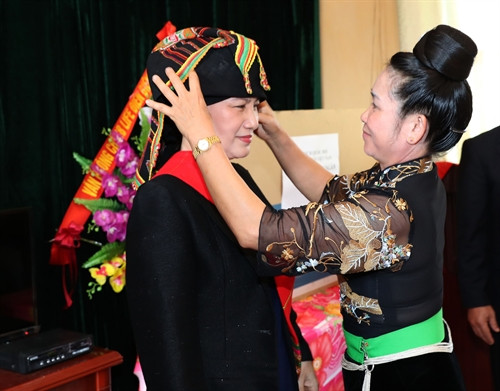 Nhân dân xã Noong Hẹt, huyện Điện Biên đón và tặng quà lưu niệm Chủ tịch Quốc hội Nguyễn Thị Kim Ngân. Ảnh: Trọng Đức – TTXVN