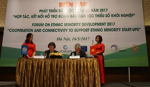 Bộ trưởng, Chủ nhiệm Ủy ban Dân tộc Đỗ Văn Chiến và Quyền Giám đốc Ngân hàng Thế giới tại Việt Nam Achim Fock ký biên bản ghi nhớ.