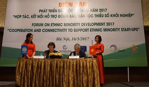 Bộ trưởng, Chủ nhiệm Ủy ban Dân tộc Đỗ Văn Chiến và Quyền Giám đốc Ngân hàng Thế giới tại Việt Nam Achim Fock ký biên bản ghi nhớ.