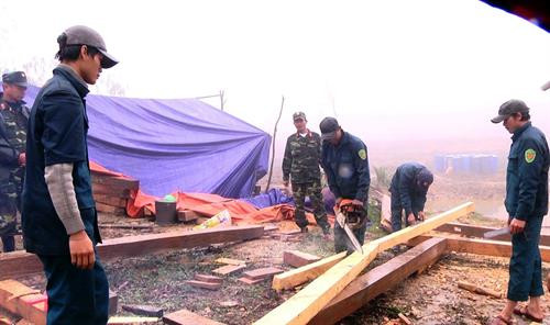 Bộ đội và dân quân đang giúp dân dựng lại nhà. Ảnh: Nguyễn Sơn - TTXVN Bộ đội và dân quân đang giúp dân dựng lại nhà. Ảnh: Nguyễn Sơn - TTXVN