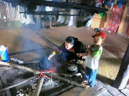 Bếp lửa trong ngôi nhà của người Lô Lô. Bếp lửa trong ngôi nhà của người Lô Lô.