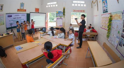 Một giờ thực hành làm phim của các em nhỏ Một giờ thực hành làm phim của các em nhỏ